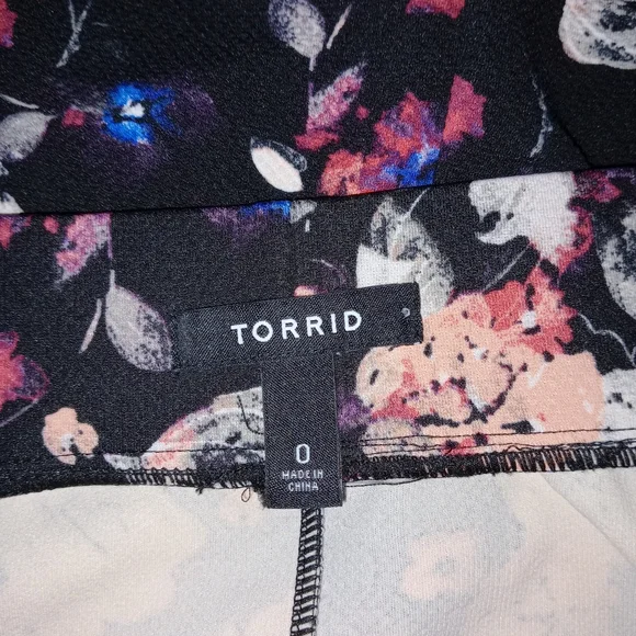 Torrid floral pencil skirt - Picture 3 of 3